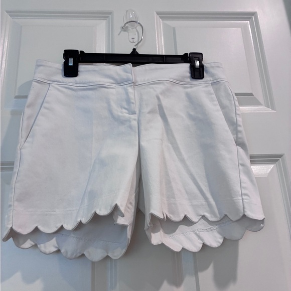 Isaac Mizrahi White Scalloped Hem Shorts - Picture 1 of 5